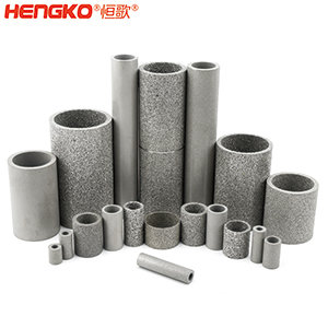 如果您對燒結(jié)不銹鋼濾管筒有任何疑問，您會在這里找到答案。  一、什么是燒結(jié)不銹鋼濾管筒？    是通過加熱或加壓的燒結(jié)工藝制成的特殊金屬管。根據(jù)您需要的金屬類型，可以選擇燒結(jié)不銹鋼金屬管、燒結(jié)銅金屬管或燒結(jié)青銅金屬管。  二、燒結(jié)金屬管有哪些用途？ 1.食品和飲料行業(yè)：防止食物營養(yǎng)成分被沖走，還可以過濾掉污染物。 2.水力發(fā)電廠為您工廠的渦輪機提供動力。保持電力循環(huán)生產(chǎn)。 3.天然氣生產(chǎn)廠可以捕獲氣體中的小污染物。 4.化學加工工業(yè)過濾掉有害污染物，提高化學產(chǎn)品的效率。 5.石油工業(yè)消除污染物來提高石油產(chǎn)品的純度。 6.醫(yī)藥行業(yè)去除藥品中的污染物，并提高藥用價值     三、燒結(jié)金屬管的優(yōu)點是什么？ 1.材料堅固形狀靈活    2.良好的滲透性     3.多種孔隙分布 4.性能穩(wěn)定可以應對來自各種流體的高壓而不會變形。  5.機械強度高可以在高溫高壓等極其惡劣的環(huán)境中使用。 6.可以調(diào)整孔的大小    7.耐腐蝕和熱沖擊   8.設備易于清潔，無需長時間關機。  四、選擇燒結(jié)金屬管時要注意以下幾點：  優(yōu)質(zhì)材料、溫度范圍、微米變化、耐腐蝕、納污能力、機械強度 需要的高強度（恒歌316不銹鋼濾管正反向流動中提供相同的強度）      燒結(jié)金屬管的工作原理  五、什么材料可以制造燒結(jié)金屬管？ 1.燒結(jié)不銹鋼：高機械強度耐腐蝕，在高壓高溫中高效運行不會損壞；  2.銅粉末燒結(jié)管屬不銹鋼替代品，耐腐蝕且經(jīng)濟實惠，但耐溫和強度較差；  3.鎳合金，適用于極端工作條件的燒結(jié)金屬管。     注：燒結(jié)、固化、退火有以下幾個方面的比較：  1.燒結(jié)：這是一種熱處理方法，會使粉末狀物質(zhì)形成整體材料，利用粉末中單個粒子之間發(fā)生的擴散?？梢怨虘B(tài)和液態(tài)下發(fā)生。     金屬粉末  2.養(yǎng)護：是用來加速化學反應的技術，適用于高分子及高分子材料復合。當熱固性聚合物在室溫下無法在合理時間內(nèi)固化時，您將使用固化爐應用高溫來實現(xiàn)固化過程。  （例如，當您將預浸碳纖維覆蓋在模具上時可以固化它，使它保持模具的形狀，單體會在固化溫度下迅速反應，從而形成熱固性聚合物，使預浸墊物質(zhì)變硬。）  3.退火：是一種熱處理技術，用于使用非常高的溫度來減輕物質(zhì)的應力，降低處理物質(zhì)中原子間鍵內(nèi)的內(nèi)應力和整體彈性能。此外，它是指金屬熱處理、高性能聚合物和陶瓷玻璃的術語。  （例如，您可以將冷軋鋼坯退火，制成另一種產(chǎn)品，當內(nèi)部應力不推薦時，例如在進行機加工之前，您可使用此過程，機械加工通過去除材料來改變內(nèi)應力的分布。     六、有哪些類型的燒結(jié)金屬管： 1.燒結(jié)多孔金屬管金屬管上的孔有助于過濾過程，運營成本低，但由于表面積小效率較低。     2.褶皺燒結(jié)金屬管表面積大于多孔金屬管，過濾效率高，但成本也高。     七、能清洗燒結(jié)金屬管嗎？ 建議定期清潔設備上累積的污染物提高效率，確保其經(jīng)久耐用并發(fā)揮最佳性能，延長使用壽命。  在 Hengko我們將幫助您獲得合適的燒結(jié)不銹鋼濾管筒以滿足獨特的應用要求。您有任何疑問，請隨時聯(lián)系我們的團隊。www.minyinglaser.com